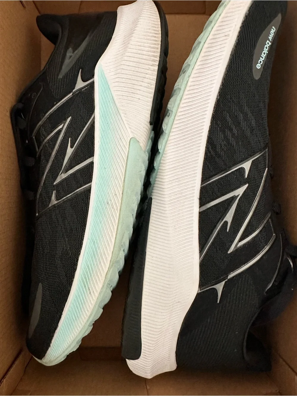 New Balance Women Black Running Course with White/Mint Midsoles Size 9.5